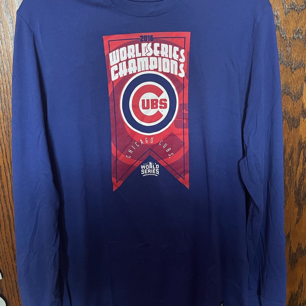 Chicago Cubs long sleeve shirt. Brand is 47. Medium